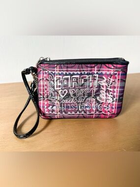 🍒 Coach Poppy Wristlet 🍒